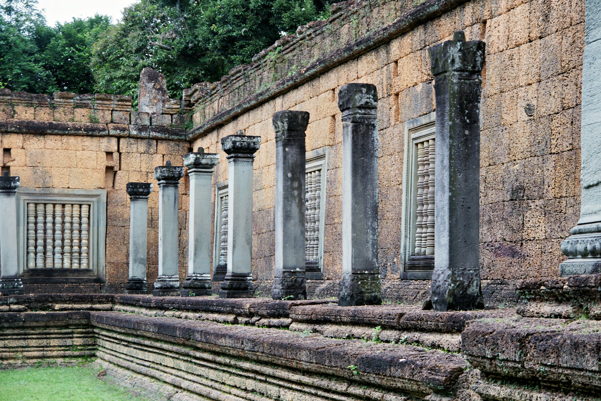 Banteay Samré ist ein Hindu-Tempel im zentralen Angkorgebiet, Übersetzt bedeutet der Name „Festung der Samré“ – die Samré lebten zwischen dem Tonle Sap und dem Phnom Kulēn.